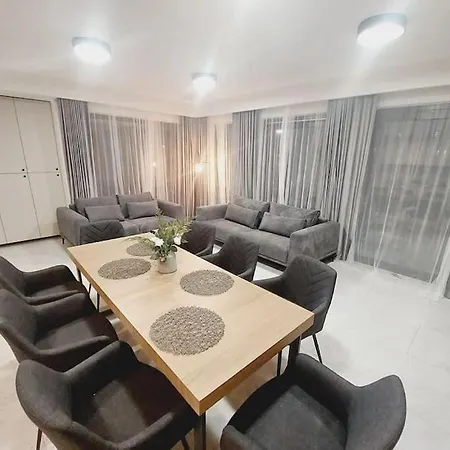 Przestronny Apartament, Ogrodek, Miejsca Postojowe W Garazu דירה *