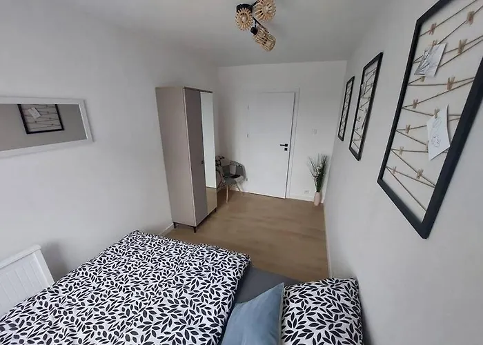 Przestronny Apartament, Ogródek, Bezpłatne Miejsca Postojowe W Garażu, Awg