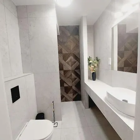 Apartment Przestronny Apartament, Ogrodek, Bezplatne Miejsca Postojowe W Garazu, Awg *
