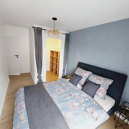 Apartment Przestronny Apartament, Ogrodek, Bezplatne Miejsca Postojowe W Garazu, Awg Krakow